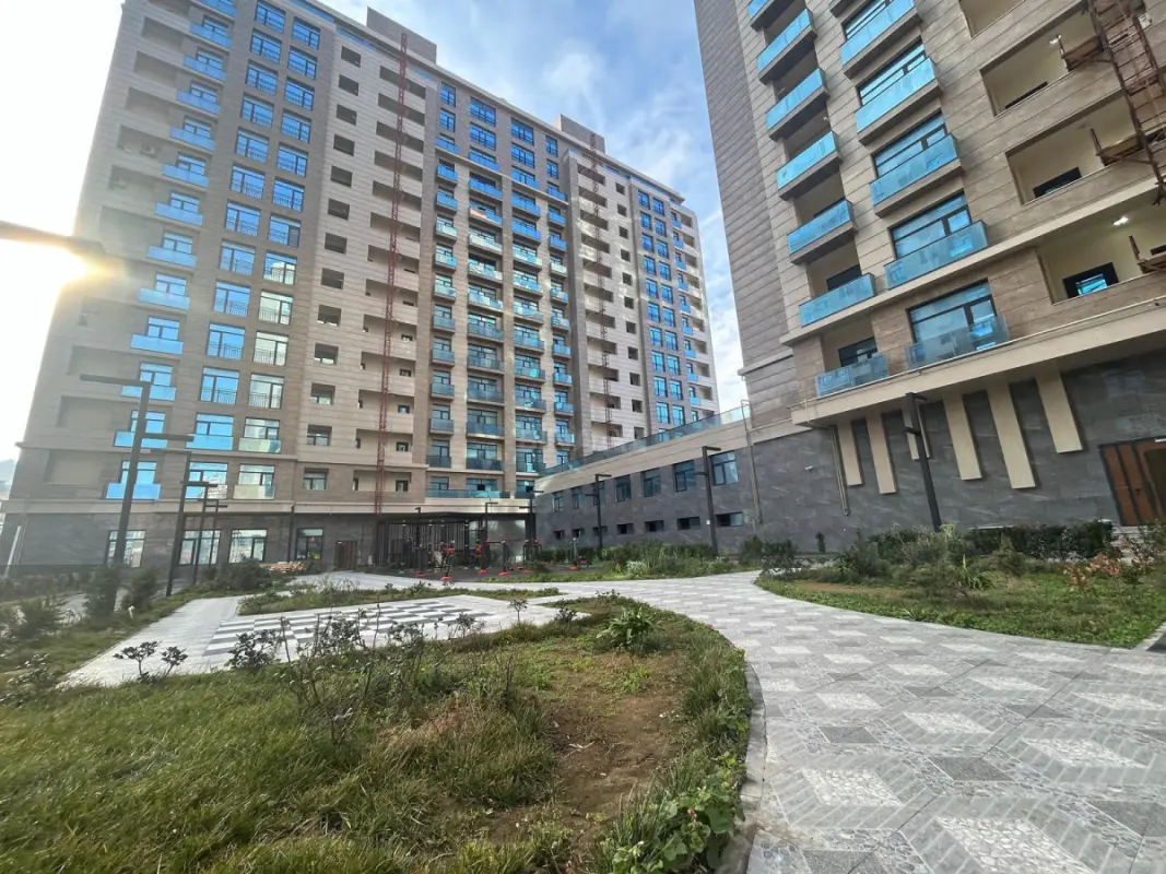 Satılır 4 otaqlı mənzil 190 m²
