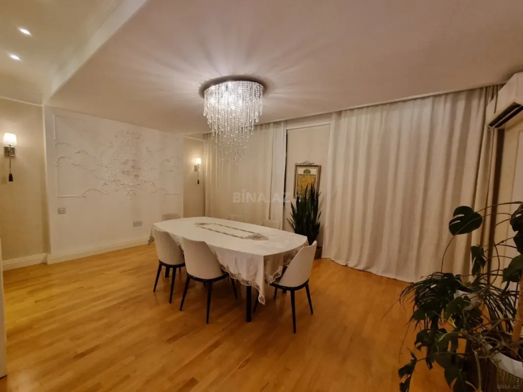 Satılır 4 otaqlı mənzil 151 m²