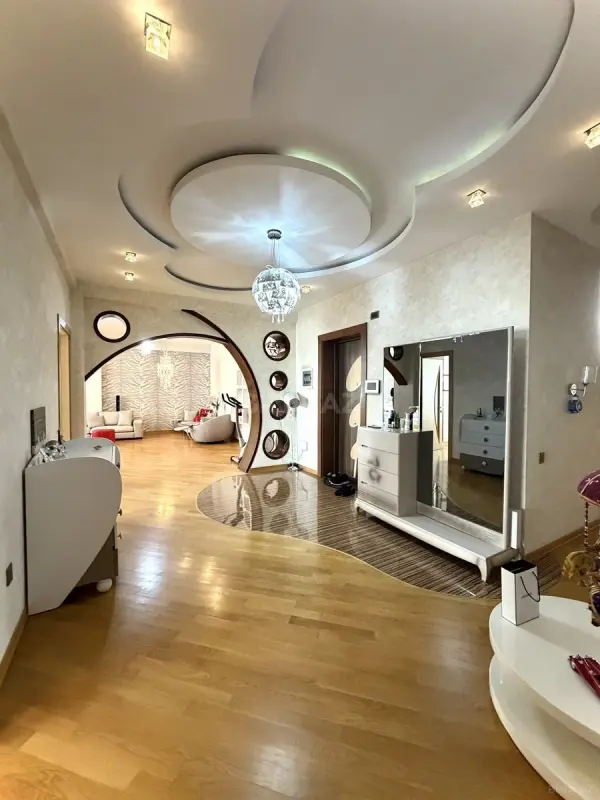 Satılır 5 otaqlı mənzil 202 m²