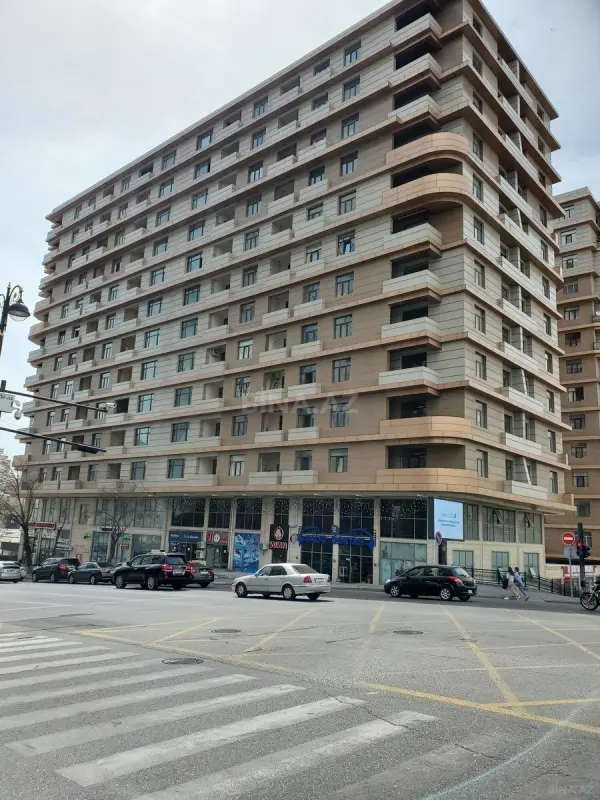 Satılır 4 otaqlı mənzil 250 m²
