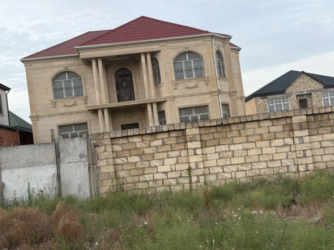 Satılır 9 otaqlı həyət evi 700 m²
