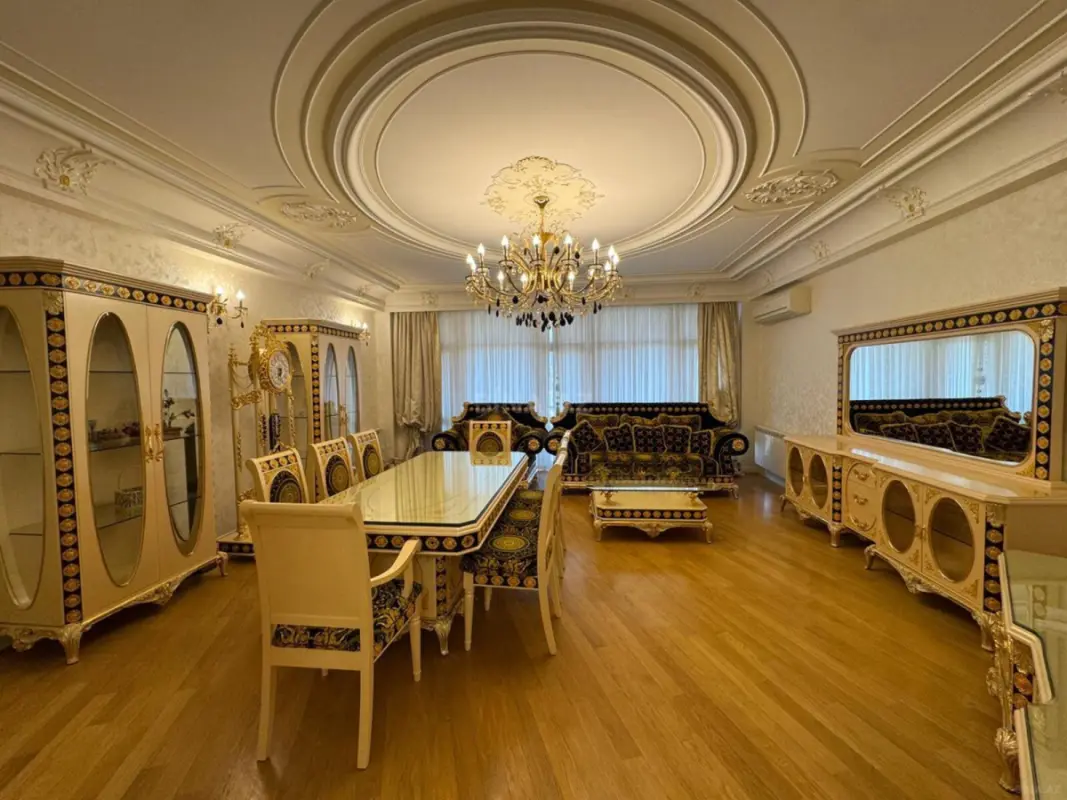 Satılır 4 otaqlı mənzil 220 m²