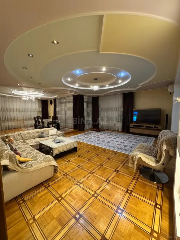 Satılır 4 otaqlı mənzil 240 m²