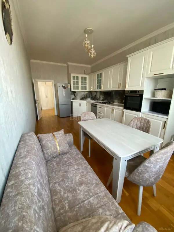 Kirayə verilir 4 otaqlı mənzil 126 m²
