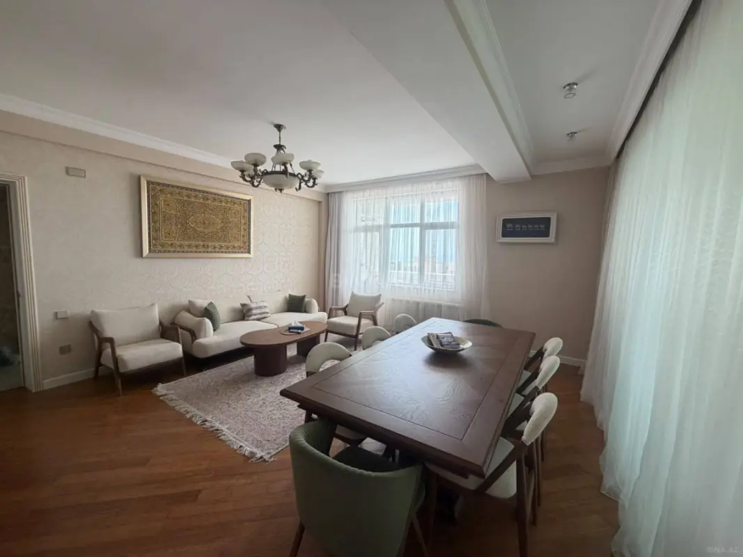 Satılır 3 otaqlı mənzil 131 m²
