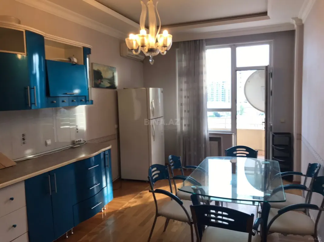 Kirayə verilir 4 otaqlı mənzil 220 m²