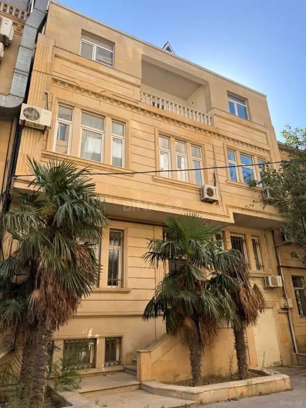 Satılır 8 otaqlı həyət evi 850 m²