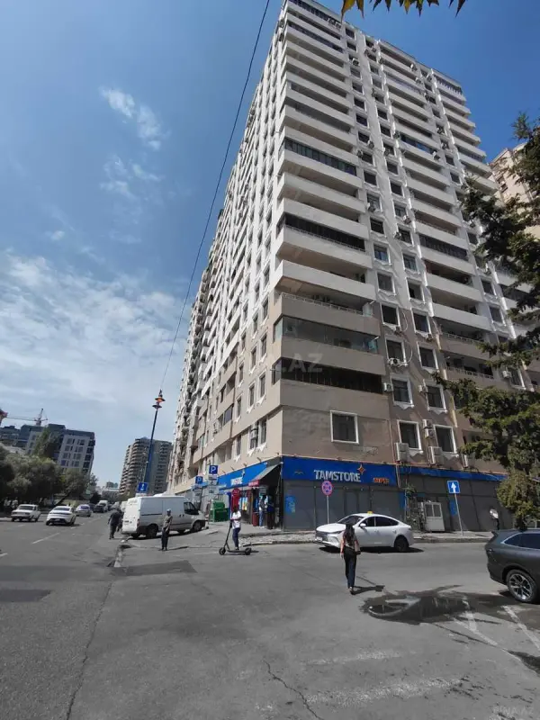 Satılır 4 otaqlı mənzil 215 m²