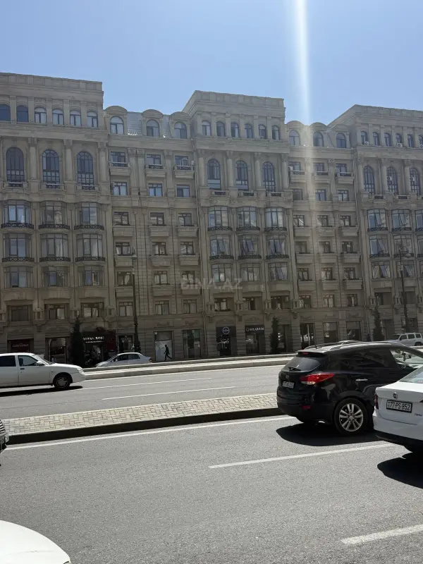 Satılır 3 otaqlı mənzil 146 m²