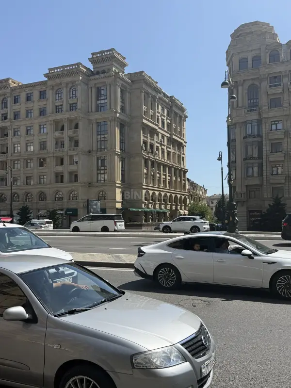 Satılır 3 otaqlı mənzil 153 m²
