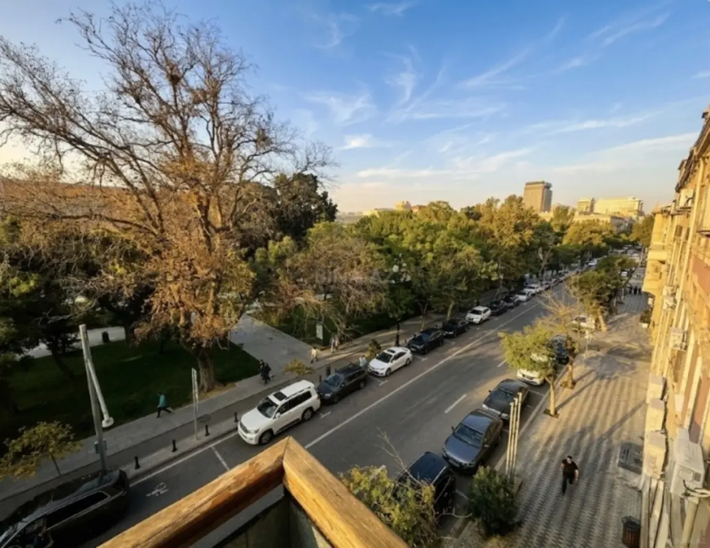 Satılır 6 otaqlı mənzil 345 m²