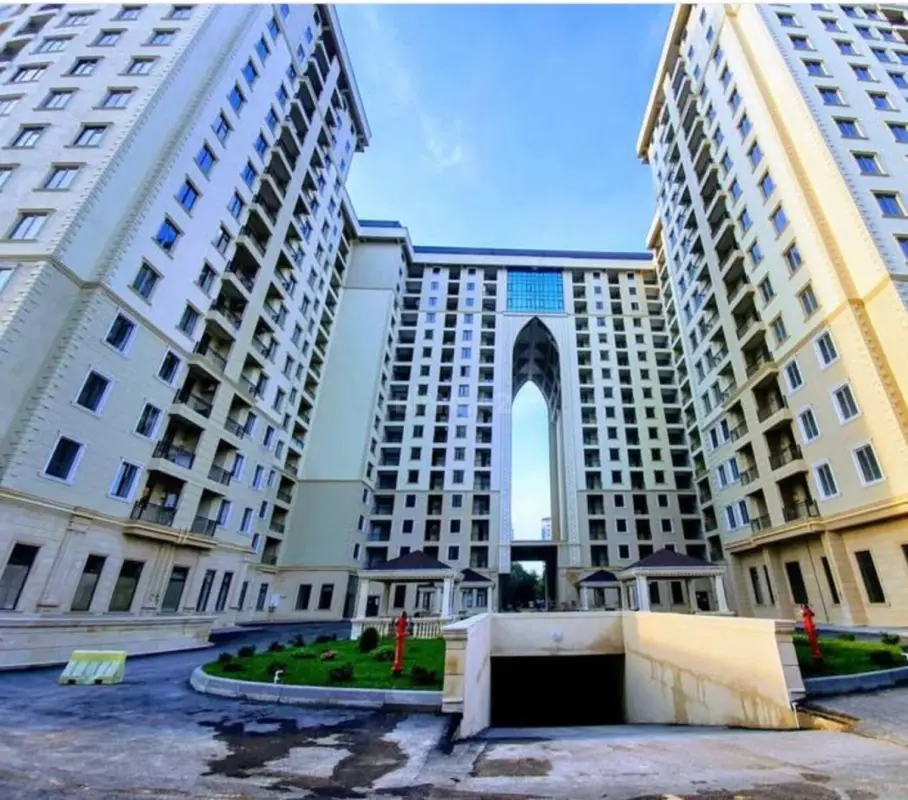 Satılır 5 otaqlı mənzil 323 m²