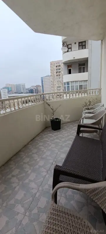 Satılır 4 otaqlı mənzil 200 m²