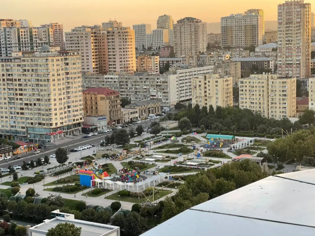 Satılır 3 otaqlı mənzil 130 m²
