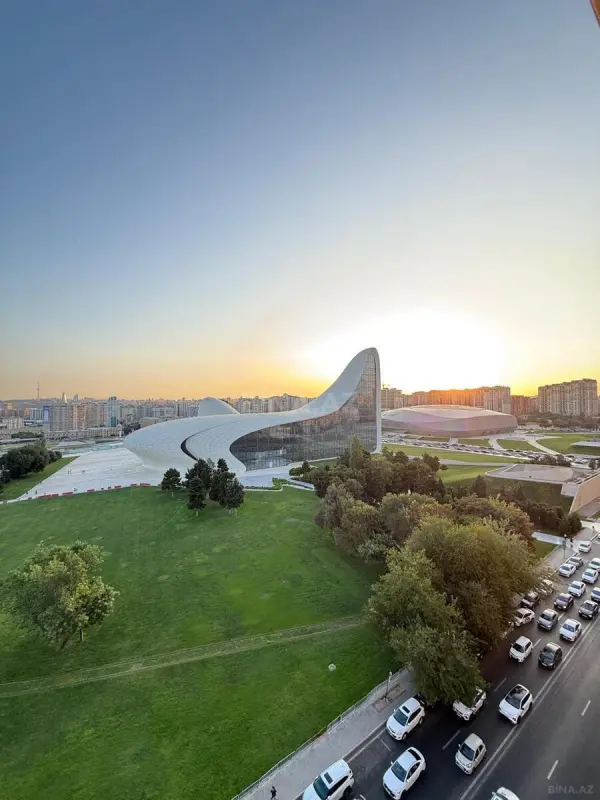 Satılır 4 otaqlı mənzil 190 m²