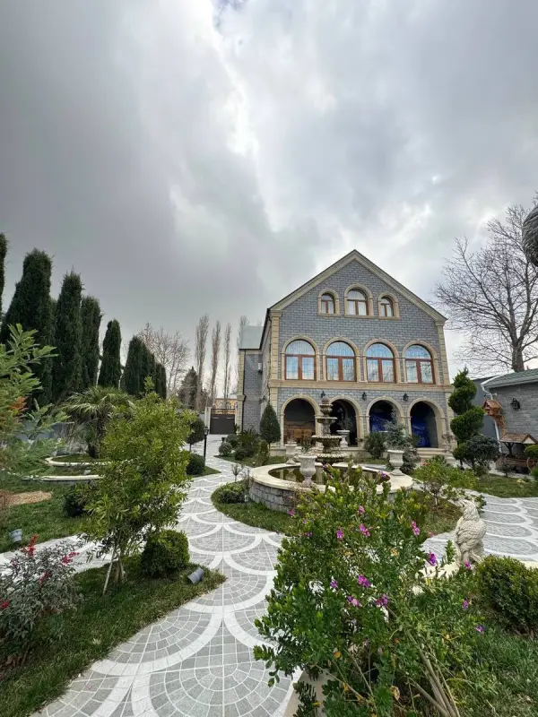 Satılır 6 otaqlı həyət evi 600 m²
