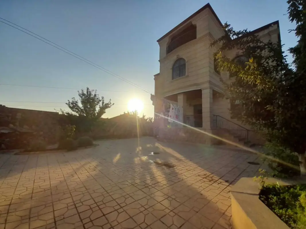 Satılır 7 otaqlı həyət evi 300 m²