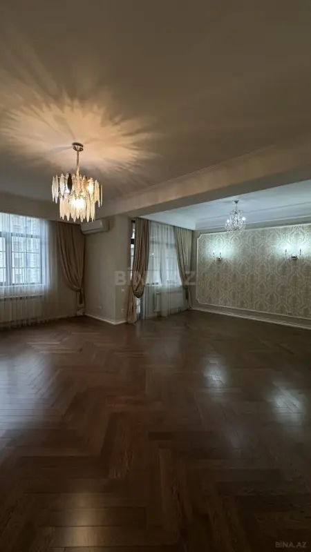 Satılır 4 otaqlı mənzil 205 m²