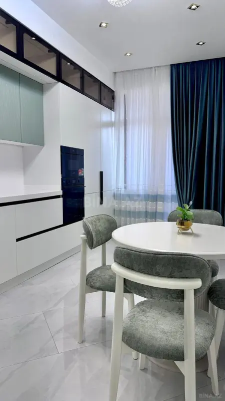 Satılır 4 otaqlı mənzil 186 m²