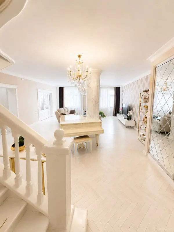 Satılır 6 otaqlı mənzil 303 m²