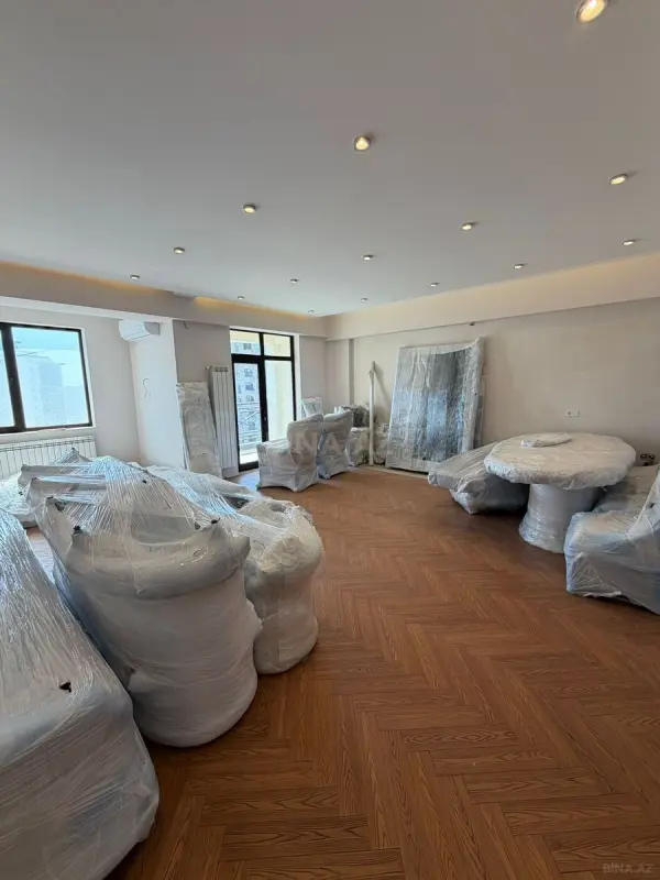 Satılır 4 otaqlı mənzil 217 m²