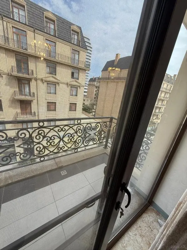 Kirayə verilir 4 otaqlı mənzil 160 m²