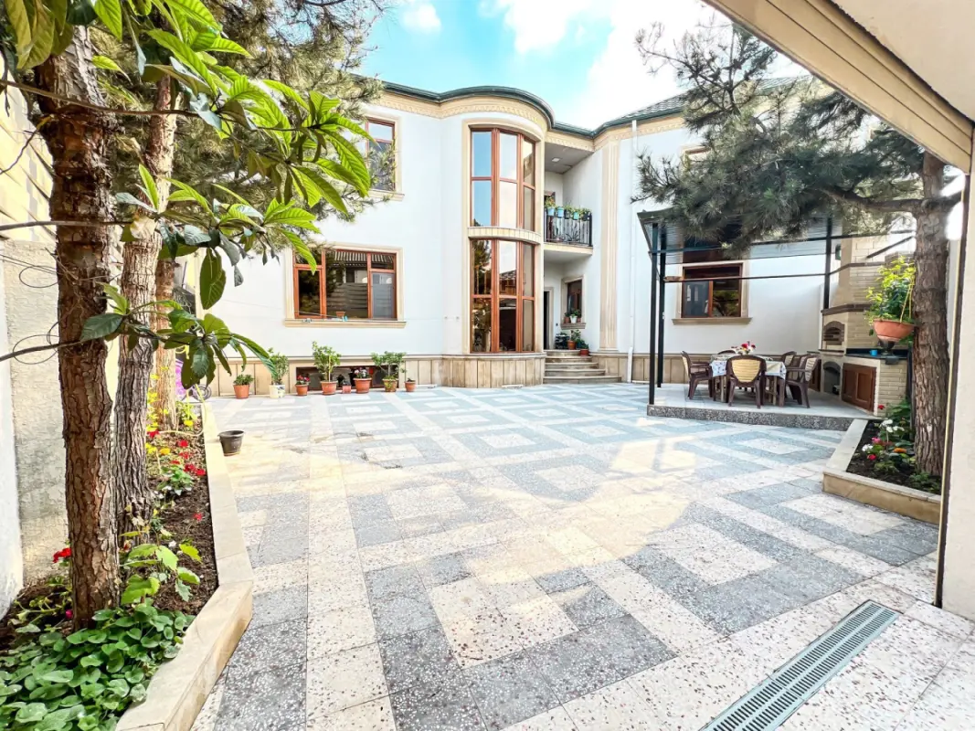 Satılır 9 otaqlı həyət evi 300 m²