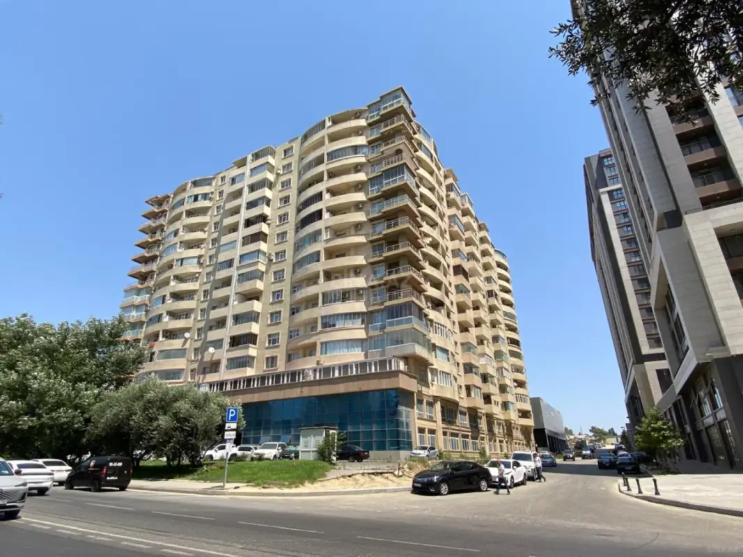 Satılır 5 otaqlı mənzil 202 m²