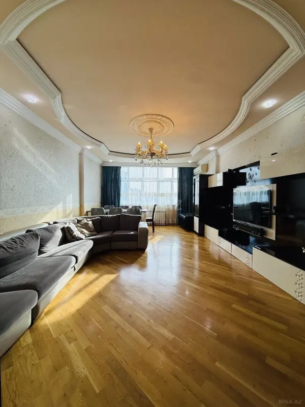 Satılır 3 otaqlı mənzil 133 m²