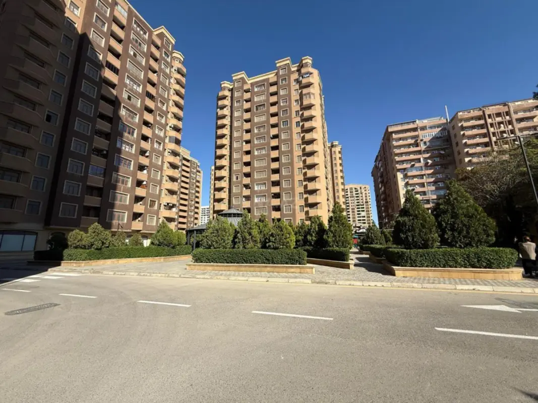 Satılır 4 otaqlı mənzil 185 m²