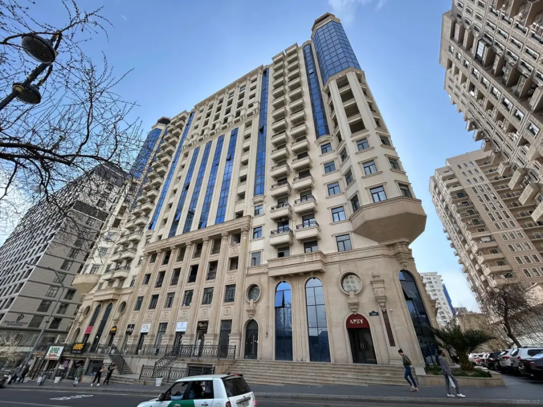 Satılır 4 otaqlı mənzil 207 m²