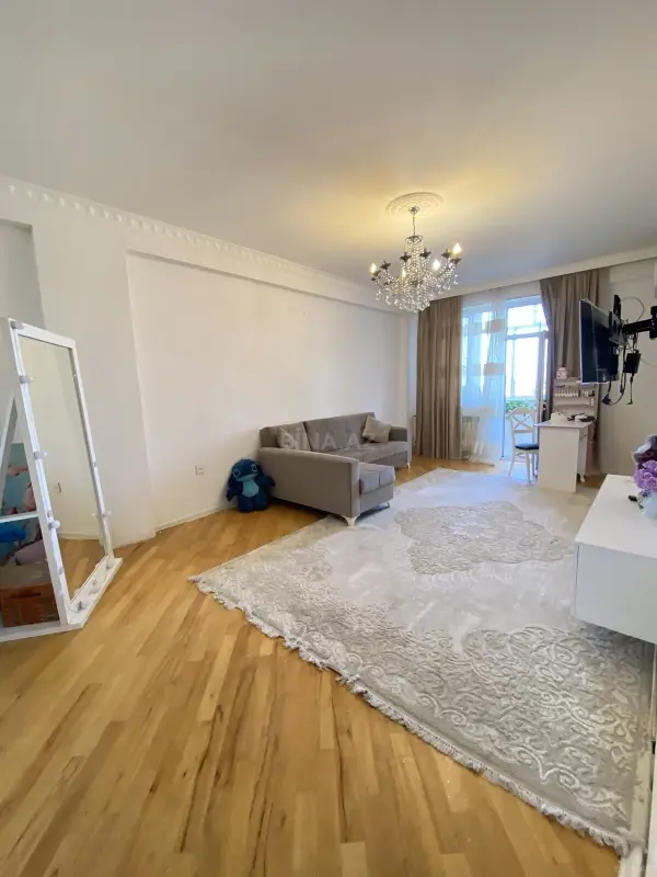 Satılır 3 otaqlı mənzil 135 m²