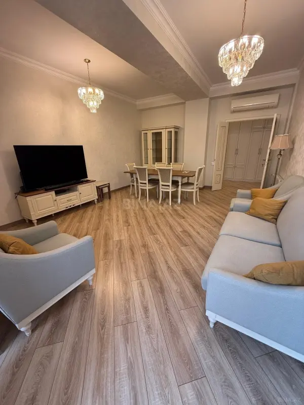 Kirayə verilir 4 otaqlı mənzil 165 m²