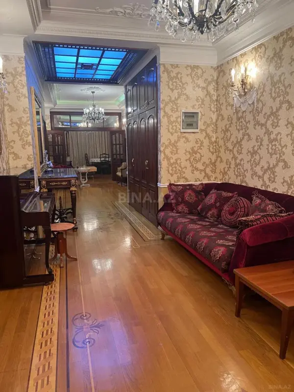 Satılır 5 otaqlı mənzil 247 m²