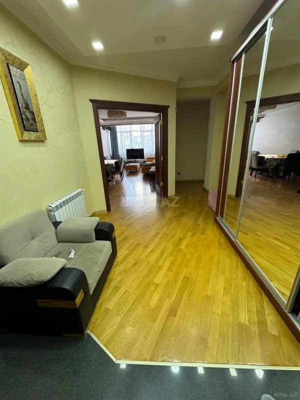 Satılır 3 otaqlı mənzil 122 m²