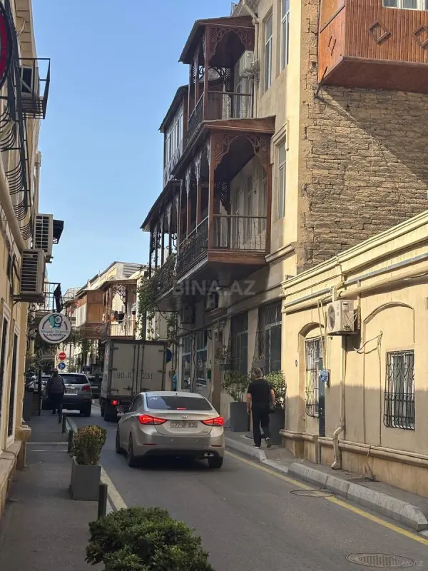 Satılır 4 otaqlı mənzil 136 m²