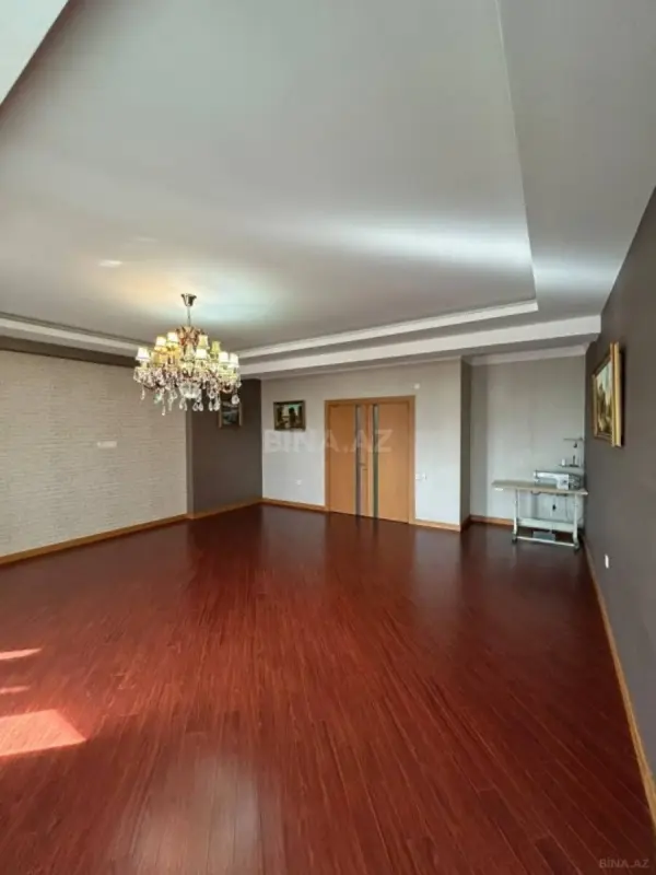 Satılır 3 otaqlı mənzil 130 m²