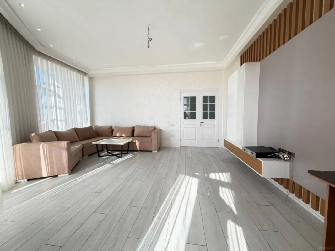 Satılır 3 otaqlı mənzil 135 m²