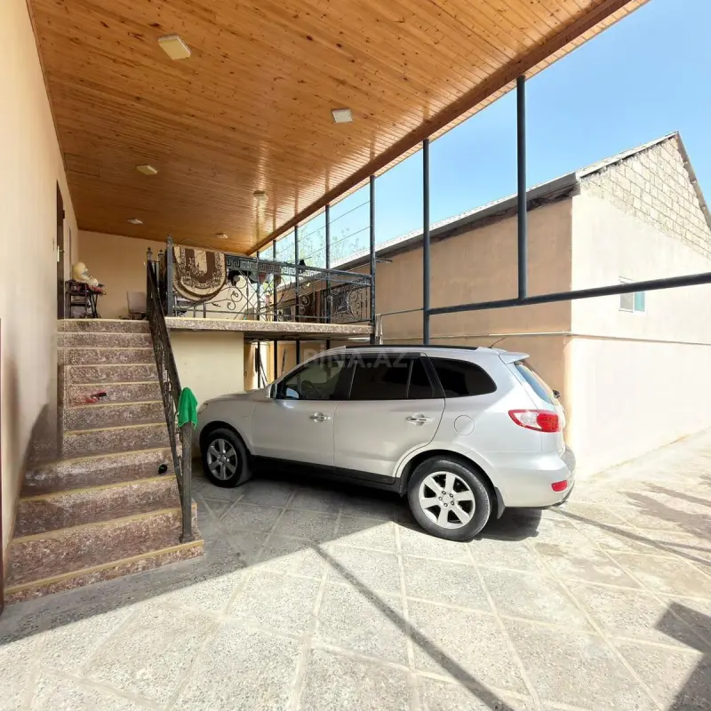 Satılır 5 otaqlı həyət evi 240 m²