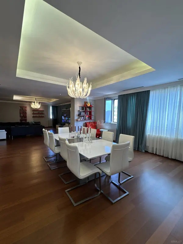 Satılır 4 otaqlı mənzil 240 m²