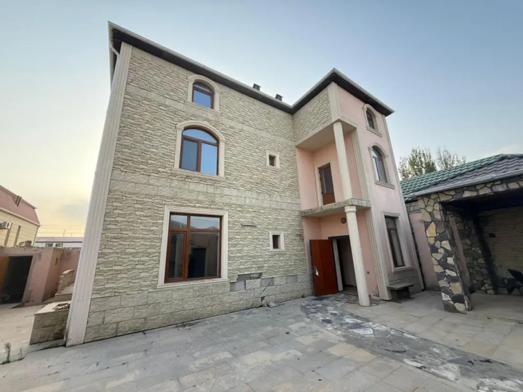 Satılır 5 otaqlı həyət evi 300 m²
