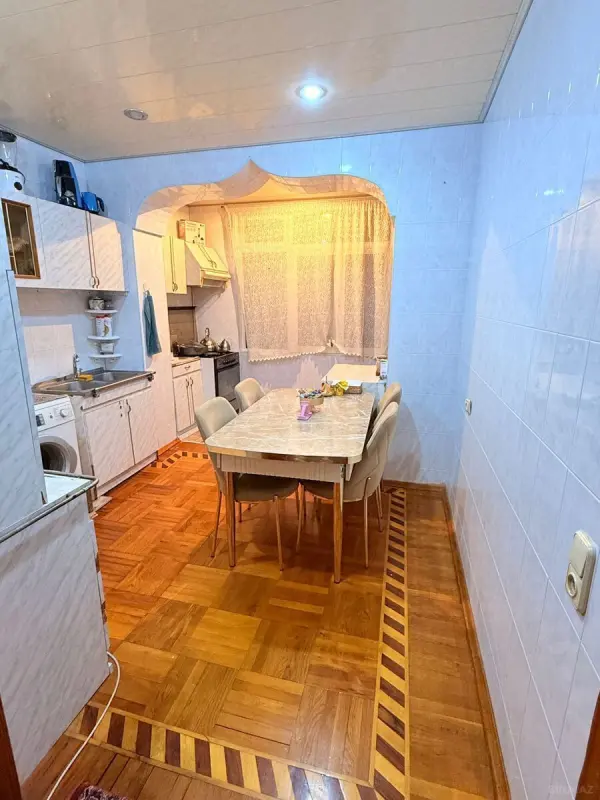 Satılır 4 otaqlı mənzil 135 m²