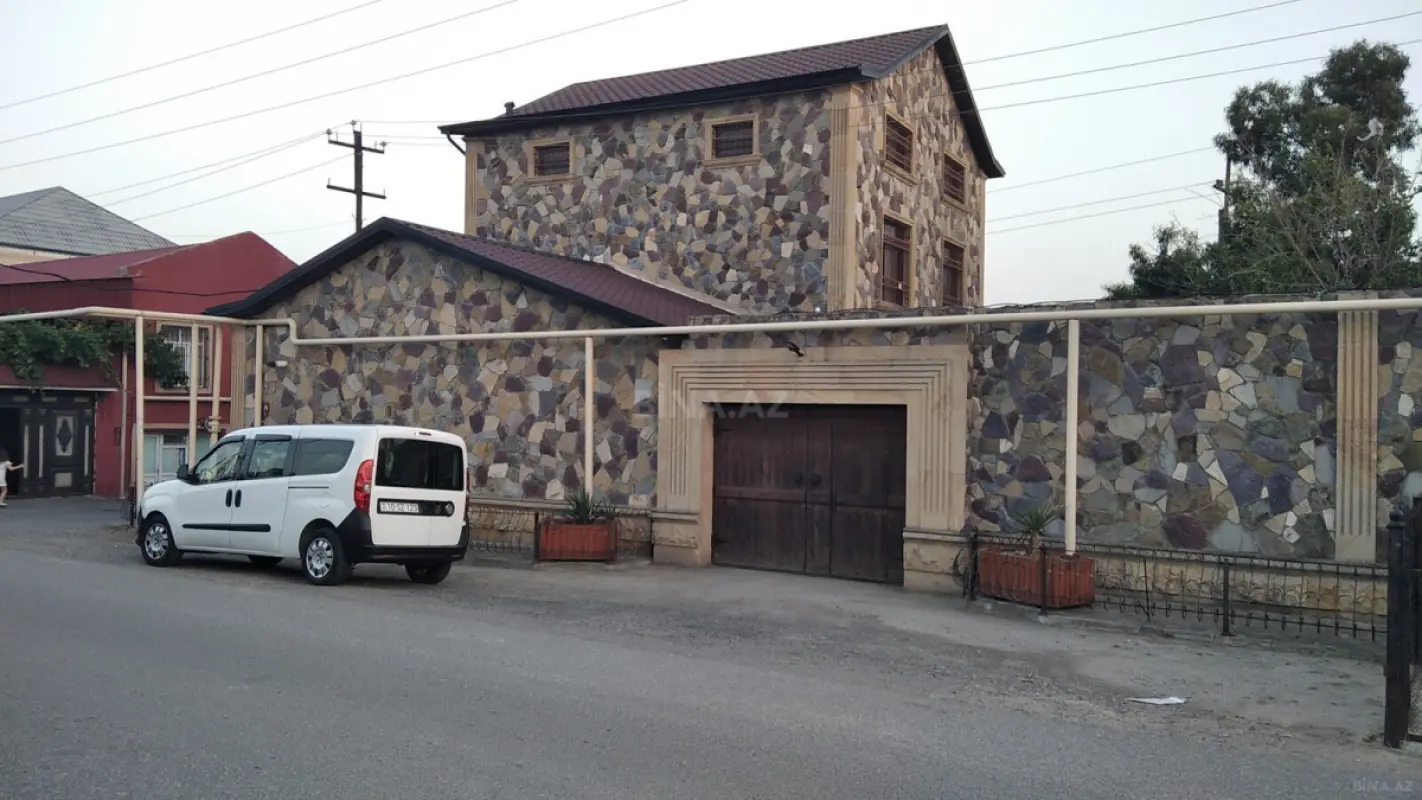 Satılır 6 otaqlı həyət evi 300 m²
