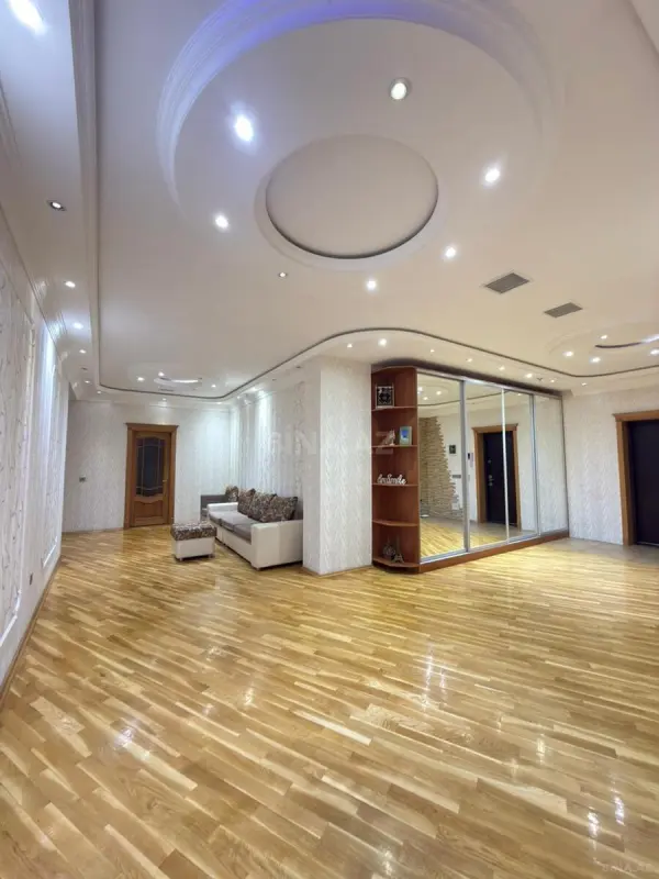 Satılır 4 otaqlı mənzil 240 m²