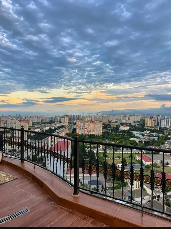 Satılır 3 otaqlı mənzil 245 m²