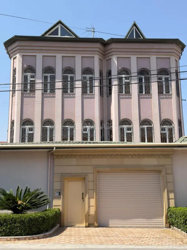 Satılır 12 otaqlı həyət evi 750 m²