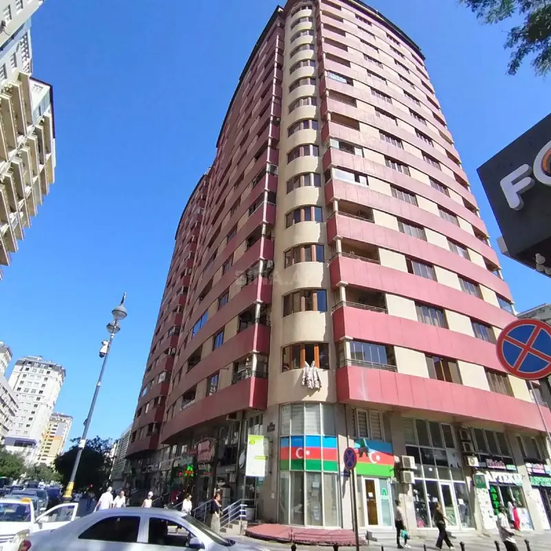 Satılır 4 otaqlı mənzil 240 m²