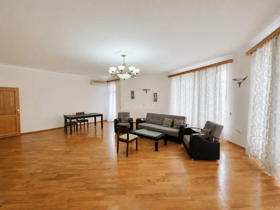 Satılır 4 otaqlı mənzil 211 m²