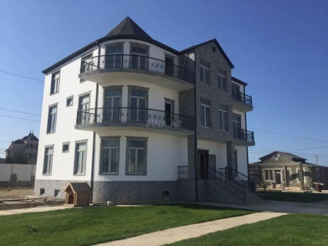 Satılır 12 otaqlı həyət evi 360 m²