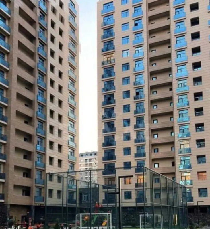 Satılır 4 otaqlı mənzil 195 m²